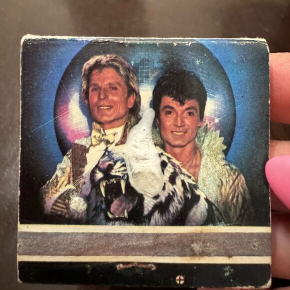Vintage Siegfried and Roy Matchbox Cover - Frontier Hotel & Casino - Picture 1 of 3